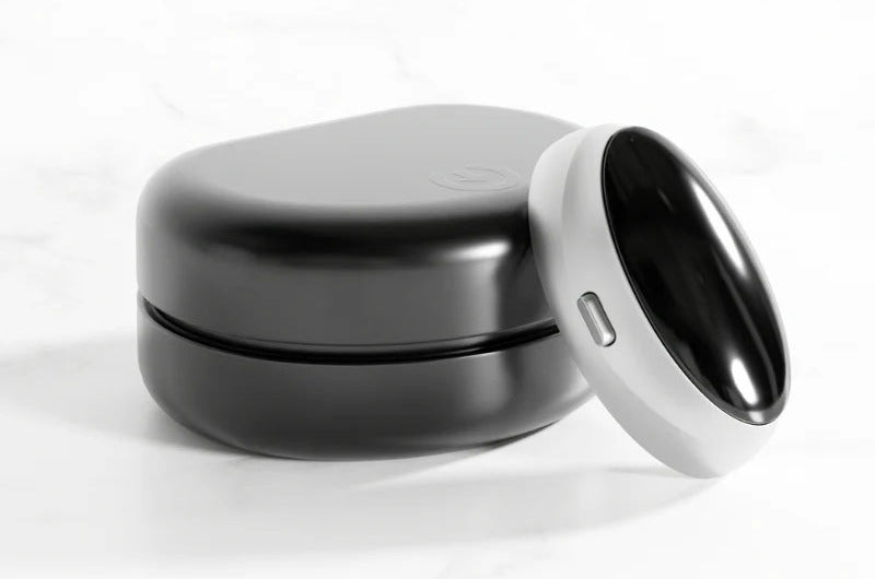 Image montrant le S4 Pro avec son boitier de chargement sur un fond blanc