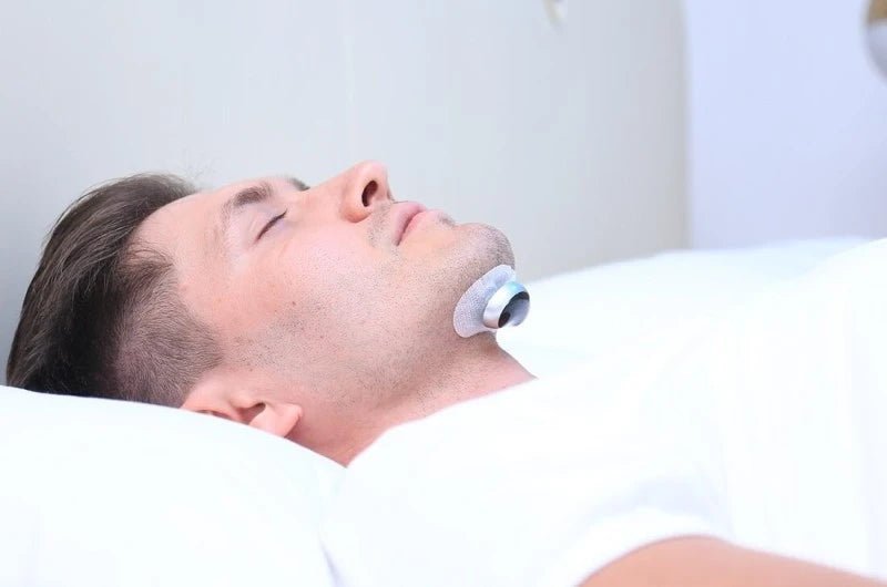 Homme dormant paisiblement grâce au dispositif Healveo S4 Pro